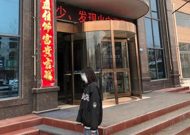 安徽滁州这37岁女警闫某艳诈骗案太离谱了！从2021年5月到2024年8月，她以