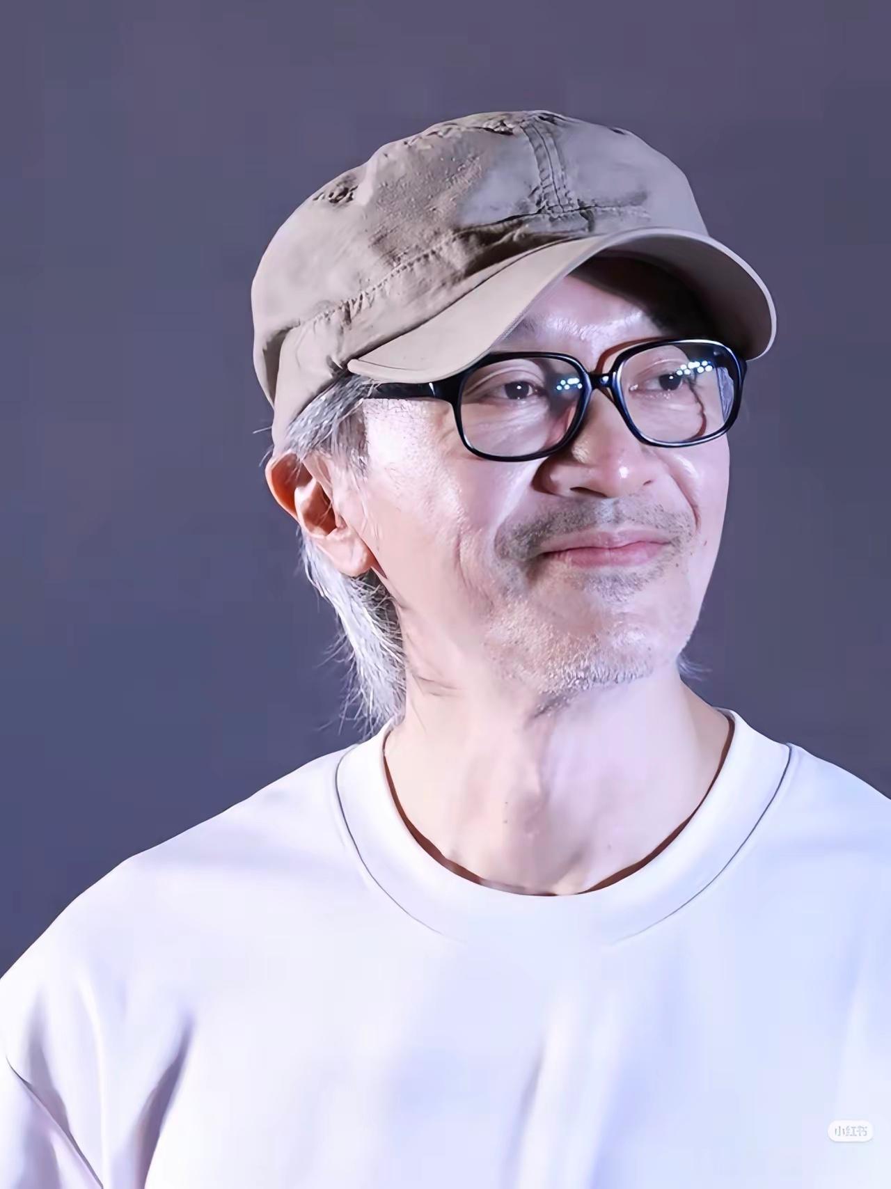 没有人觉得周星驰现在很不对劲吗？星爷今年都64岁了身材走样、面容衰老、老人味……