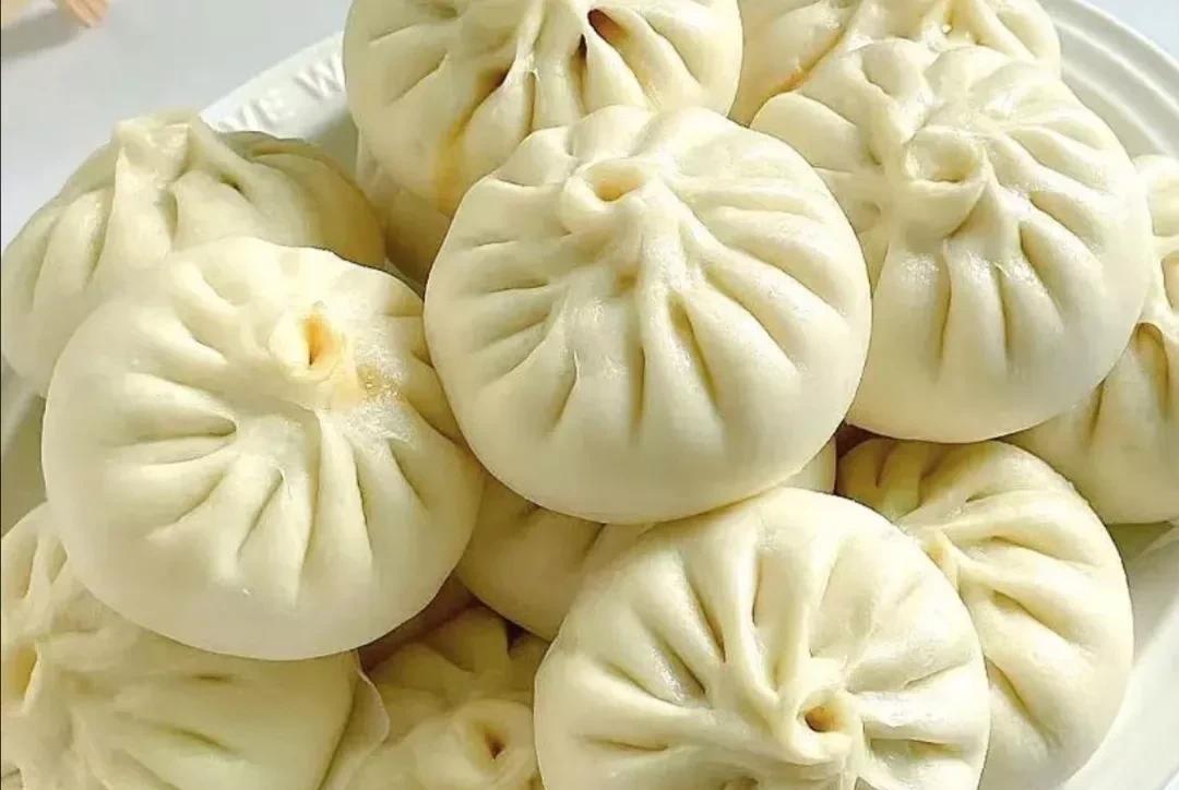 儿媳给公婆送来了包子，婆婆让她先放冰箱里，她打开冰箱，不知道这包子该怎么放了，公
