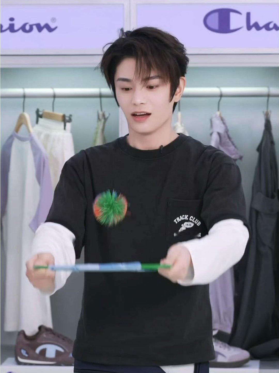 丁禹兮今天直播生图直出，状态如何？小丁还闭眼画了个海棠花儿丁禹兮美式男大转场