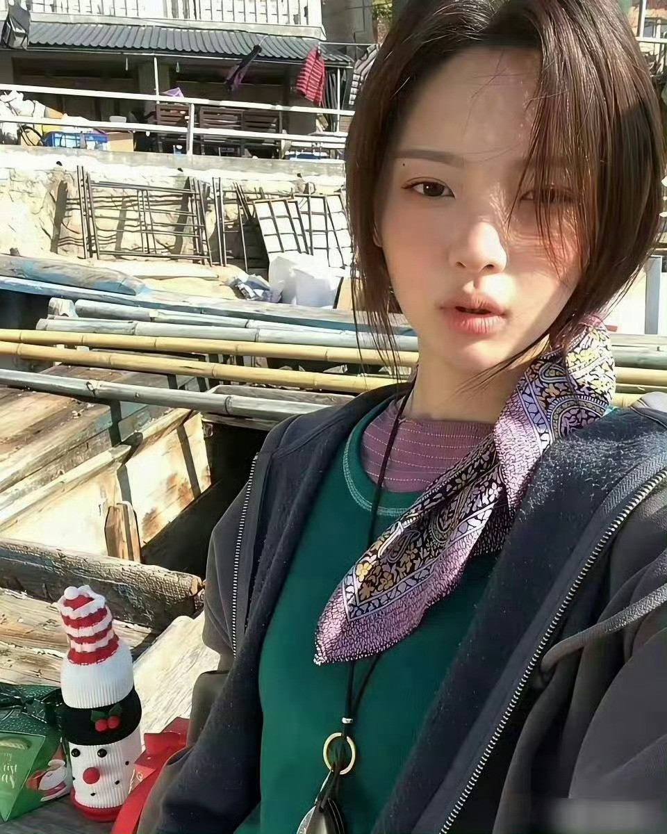 杨超越居然把这么丑的衣服穿出了一种古着感，果然美女就是批麻袋都能出片的