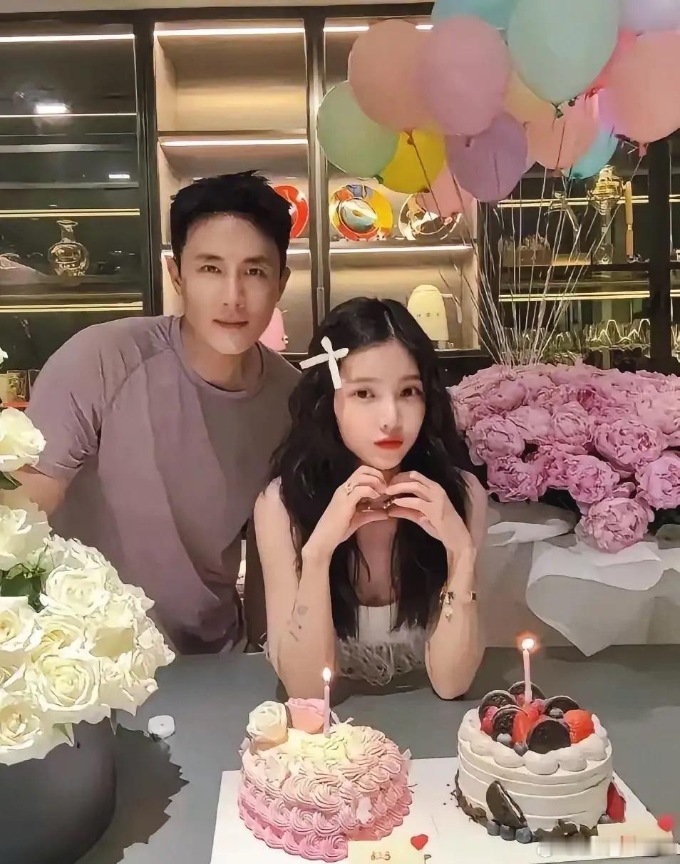 娱乐圈被宠成公主的女明星不少，但被宠成“女儿”的真不多。杜淳妻子长发大眼、快40