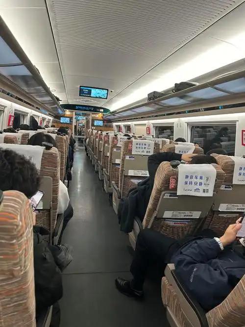 “中国人在高铁车厢吸烟没素质”，一日本人发推文如此斥责，瞬间引来台湾青鸟的附和转