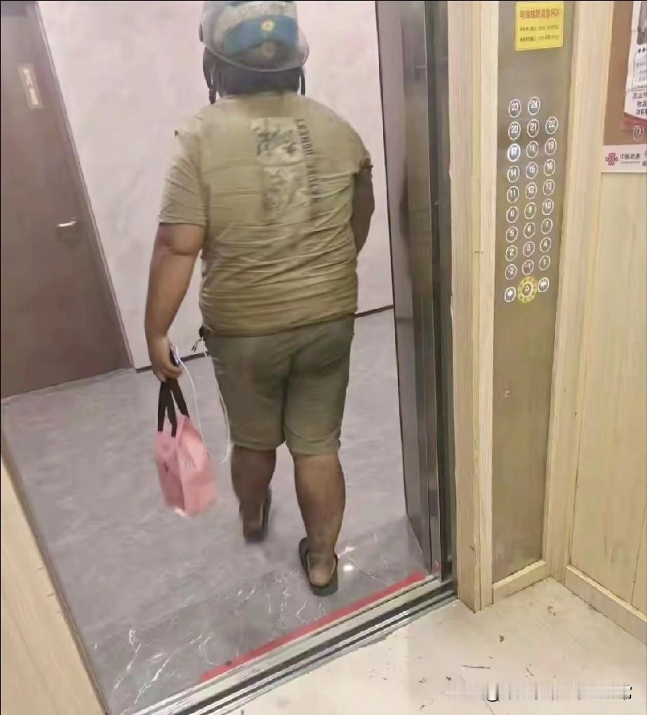 如果你知道是他送的外卖，你还敢吃吗!刚听见门铃响，开门看见外卖小哥转身进电