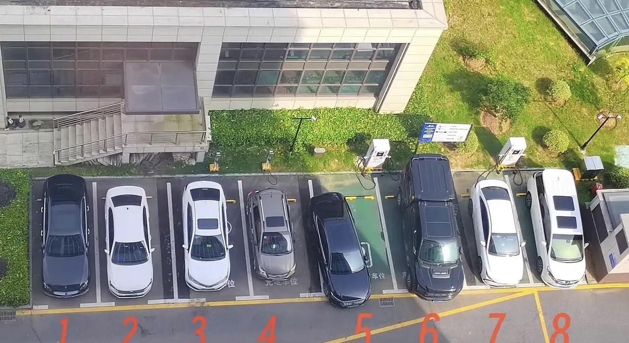 不同车型的大小直观对比：1——奔驰E次新款，长50782——大众朗逸老款，长