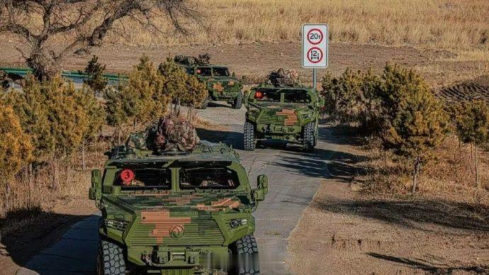 【转存！人民陆军远程机动大场面来了】近日，陆军第79集团军某旅开展跨昼夜远程机动