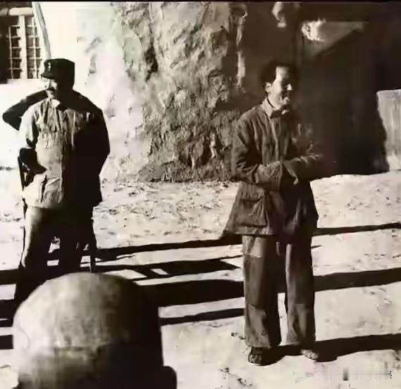 老人家当年在陕北穿的衣服,朴素的已经再不能朴素了,裤子的膝盖处补着补丁,上衣虽然