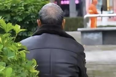 “人性沦丧!”贵州，59岁继爷爷在给5岁孙女穿衣服时，突然心生色心，脱下了自己