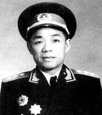 1973年寒冬，韩先楚调任兰州军区司令员。视察中苏边境时，望远镜里苏联装甲集群排