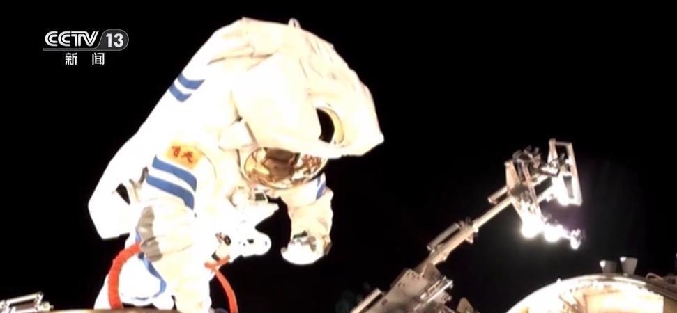 同样是宇宙，为何中国航天员实拍是“伸手不见五指”的黑，美国哈勃望远镜却是色彩斑斓