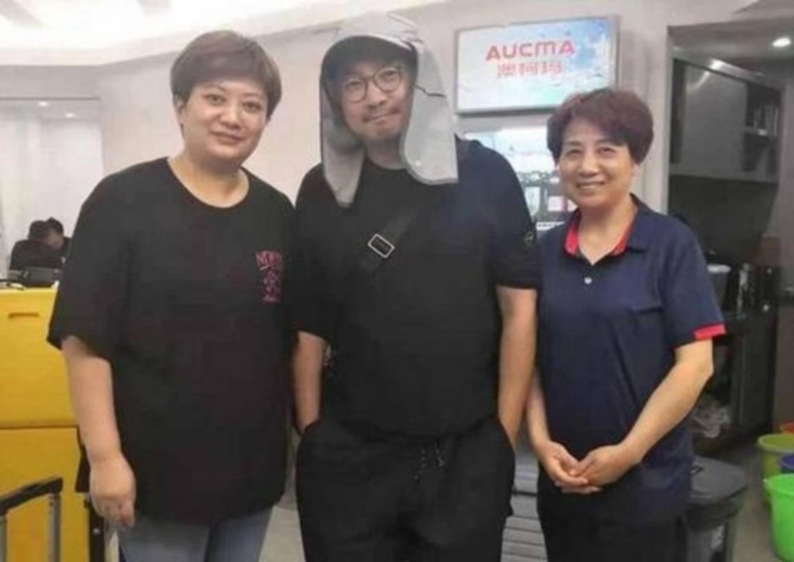 2009年，徐峥豪掷200万，在上海徐汇开了家牛肉面馆，一碗面32元，刚开业时徐