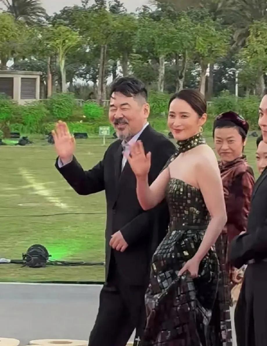 陈建斌蒋勤勤金鸡红毯撒糖！大爷配少女既视感，一个踉跄看出夫妻情深陈建斌蒋勤