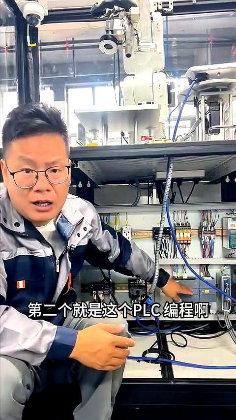 现在很多人还盯着厨师、电焊、挖机这些老路，其实不少地方早就卷得不行了。家里要是