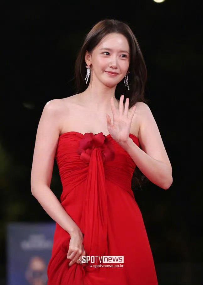 红毯，玄彬、孙艺珍、林允儿、金所泫、韩志旼亮相。