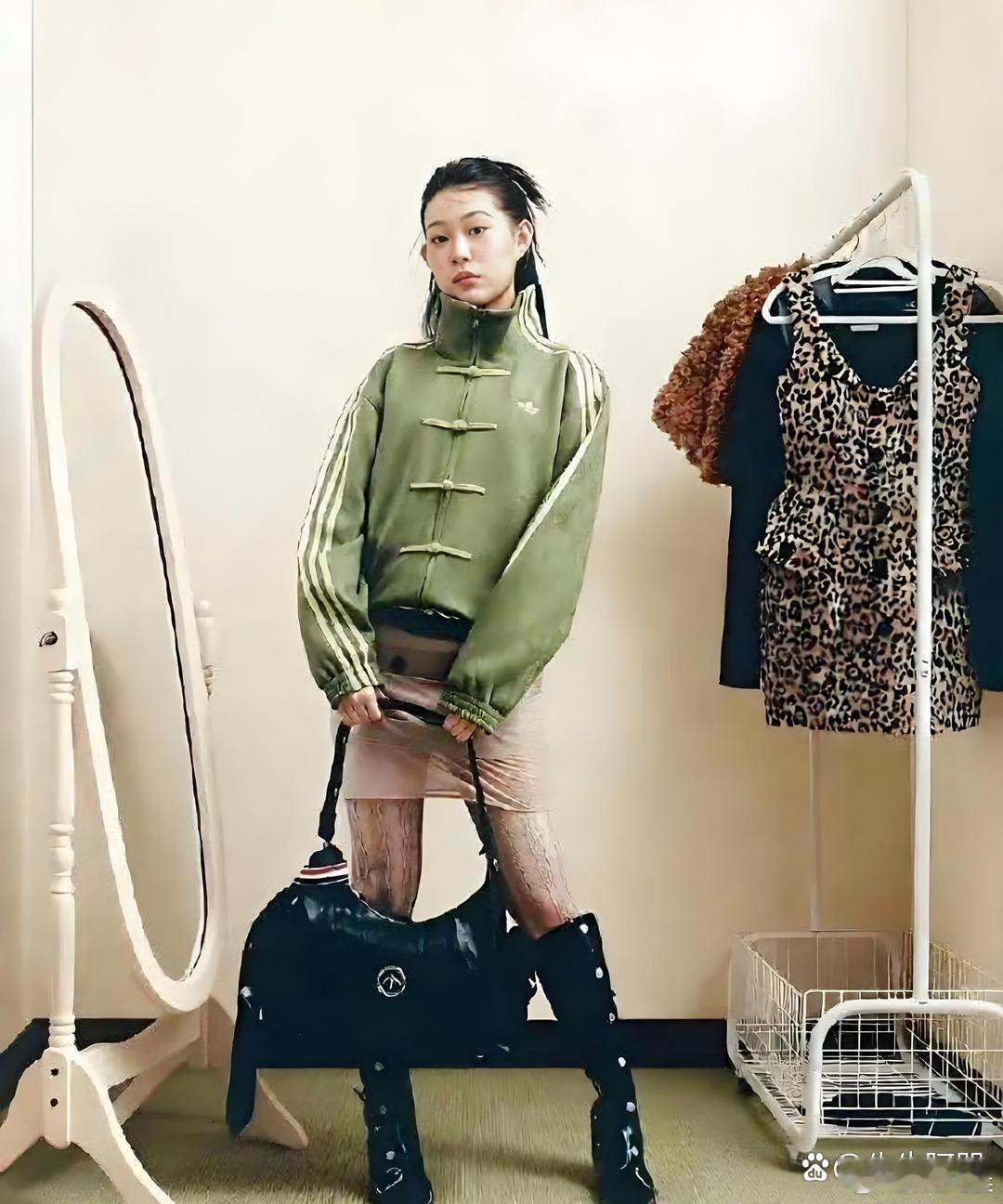小沈阳用心力捧女儿，沈佳润第三次登上杂志封面，褪去稚气，模样越来越出众。