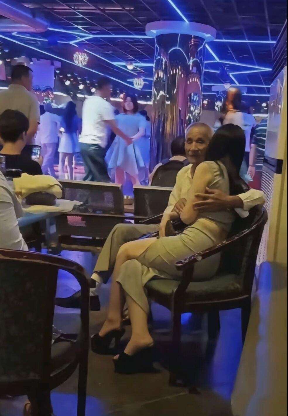 说不定，人家是孙女俩呢？