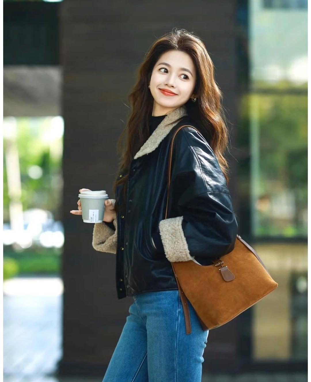 见过哪些令人心动的街拍照片?牛仔裤穿搭风格系列。这样的穿搭方式真的非常的休闲时尚