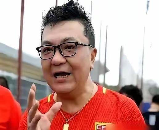 为了掩盖足球青训的黑暗秘密，董路和孙继海各自走向了两个极端。董路极端强调实战比