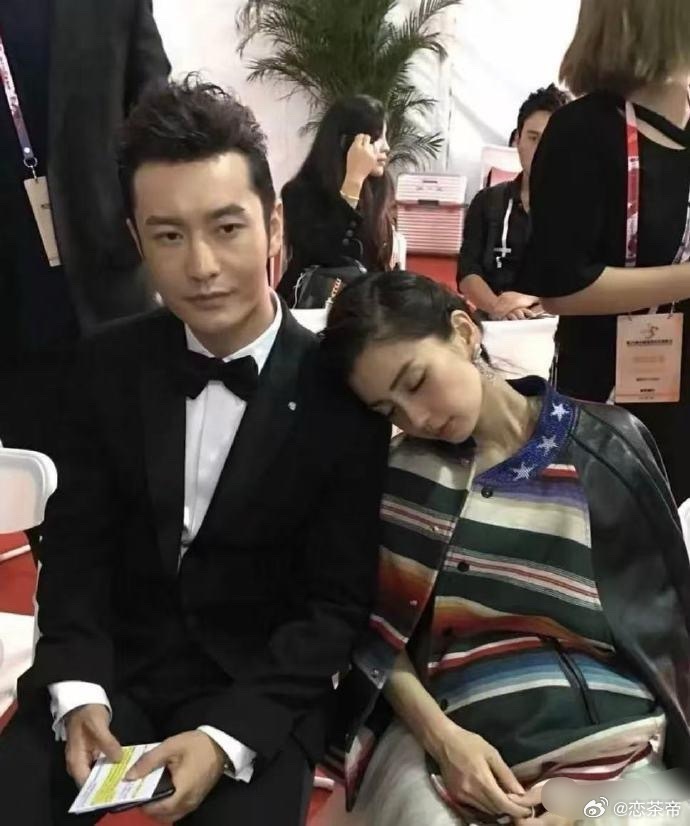 这是baby怀孕期间的一张照片，当时夫妻俩一起出席活动，