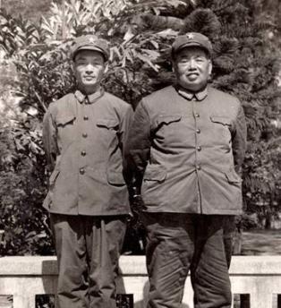 他是许世友的儿子许光，是中国第一批本科海军军官，正当前程似锦时，父亲许世友对他说
