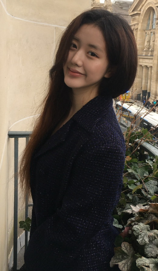 看到了吧，头发不顺其实根本不影响美女是美女。。。。。​​​