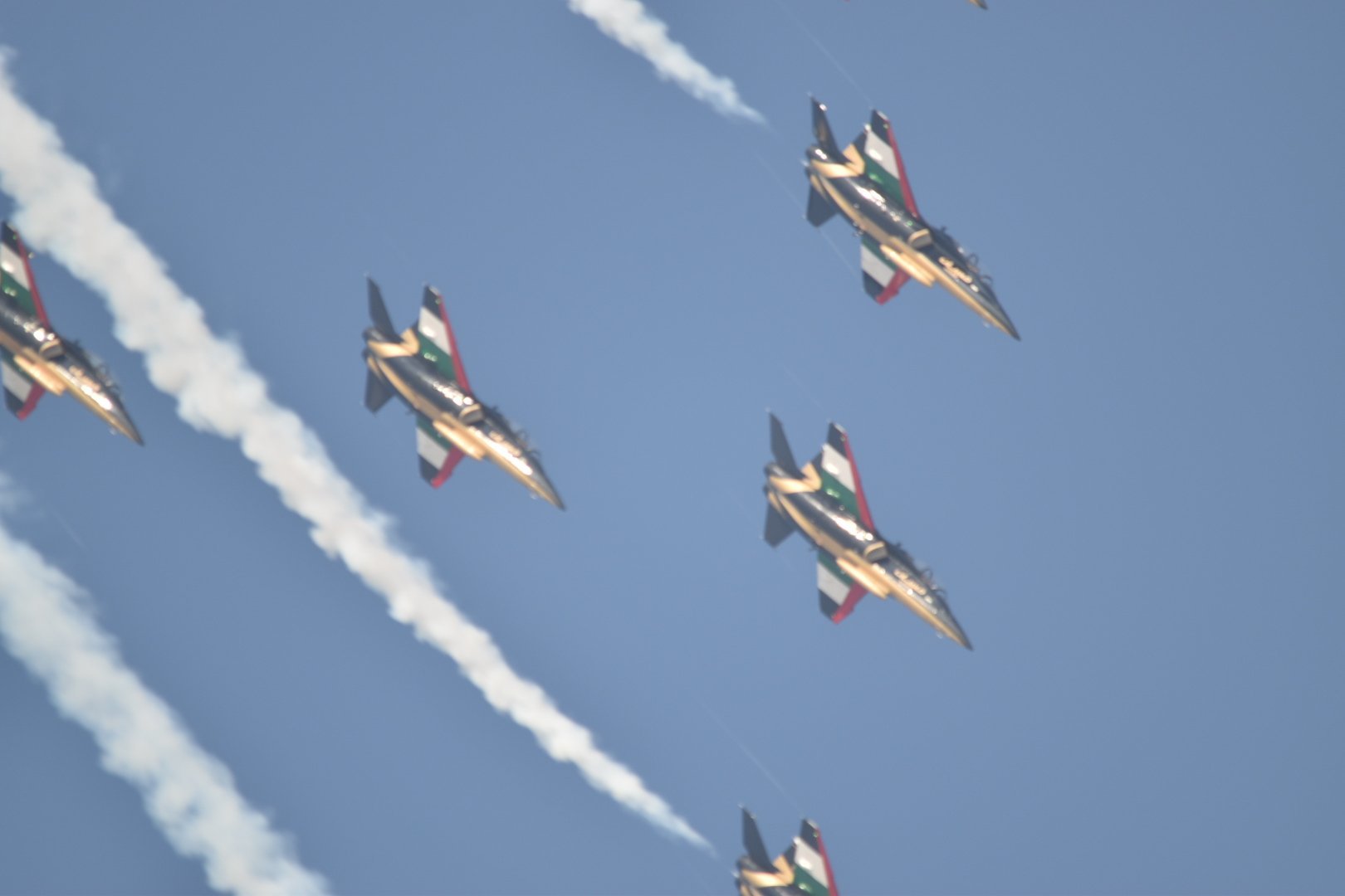 阿联酋空军骑士特技飞行表演队驾驶L-15教练机进行飞行训练，L-15这个涂装还真