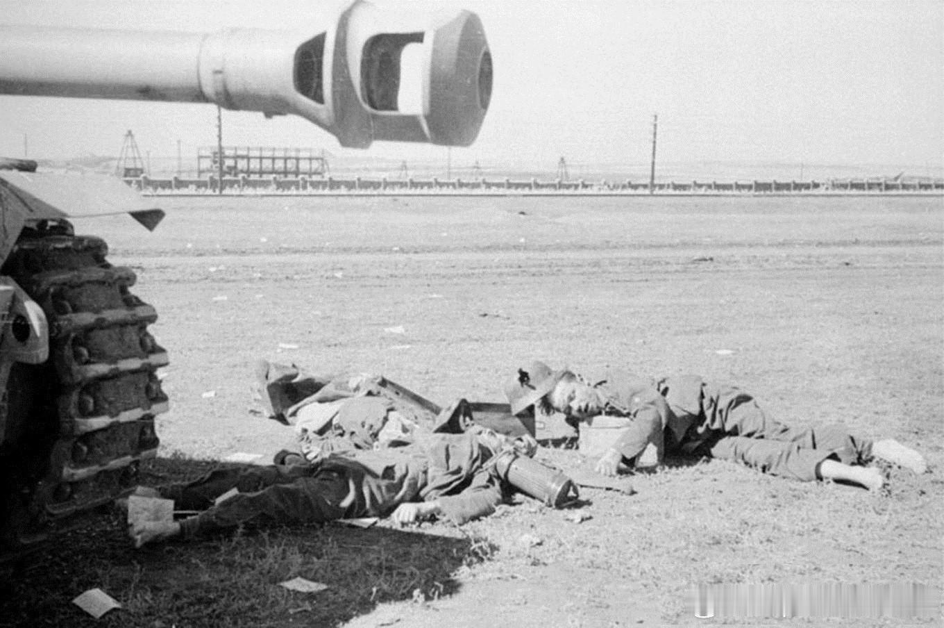 1943年9月乌克兰某处，在StuGIII突击炮附近死去的德军士兵