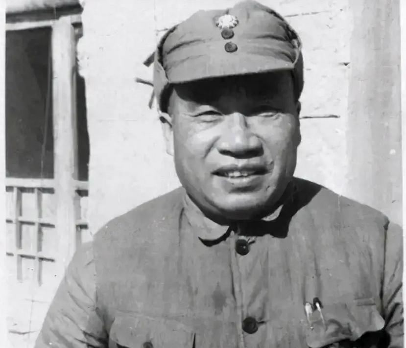 1929年，朱德和妻子正在吃饭，突然，十几个敌军踹门而入：“谁是朱德！”生死关头