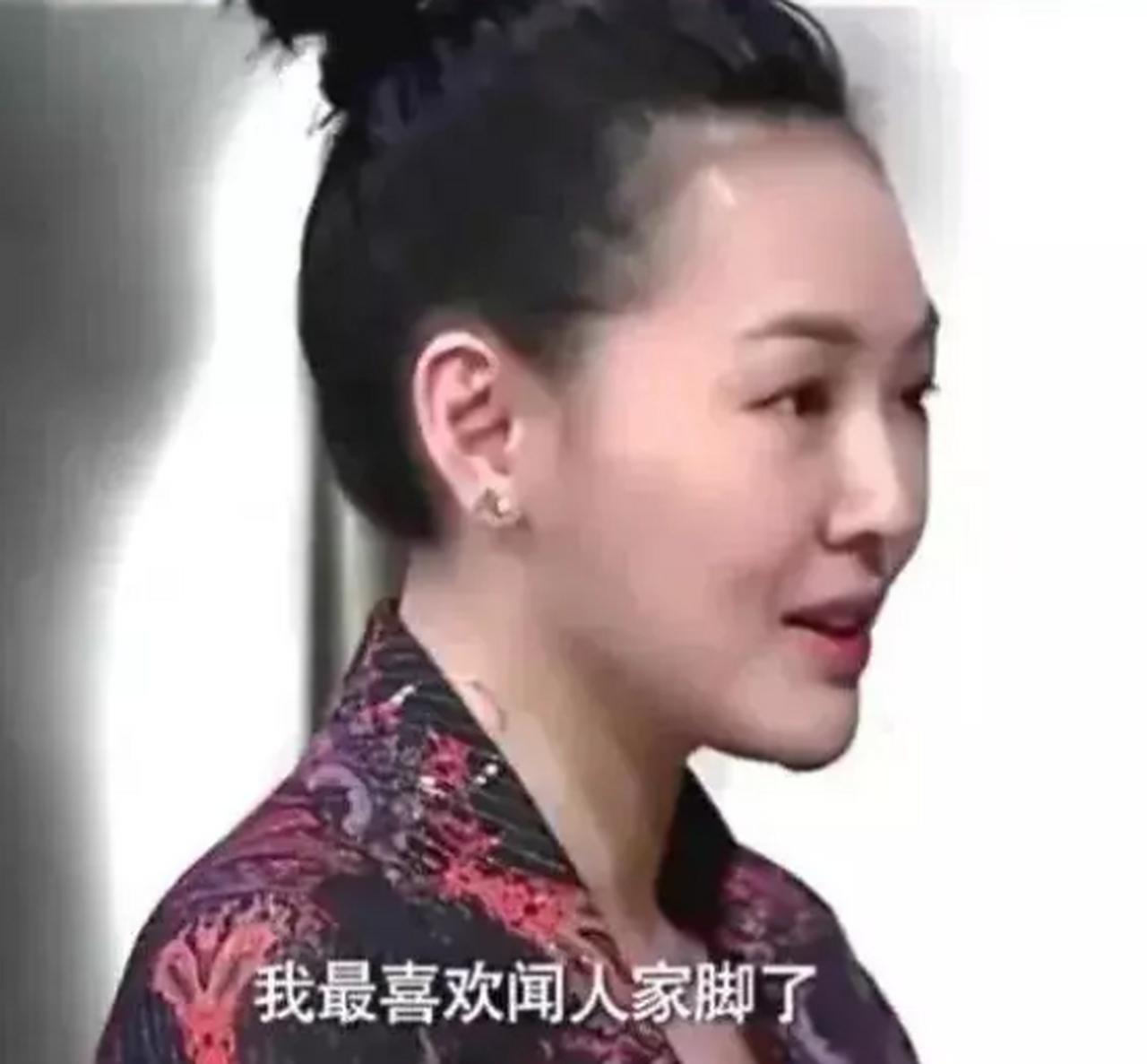 小S作为知名综艺节目主持人，经常用自我贬低的形式来哗众取宠，存在严重的心理问题。