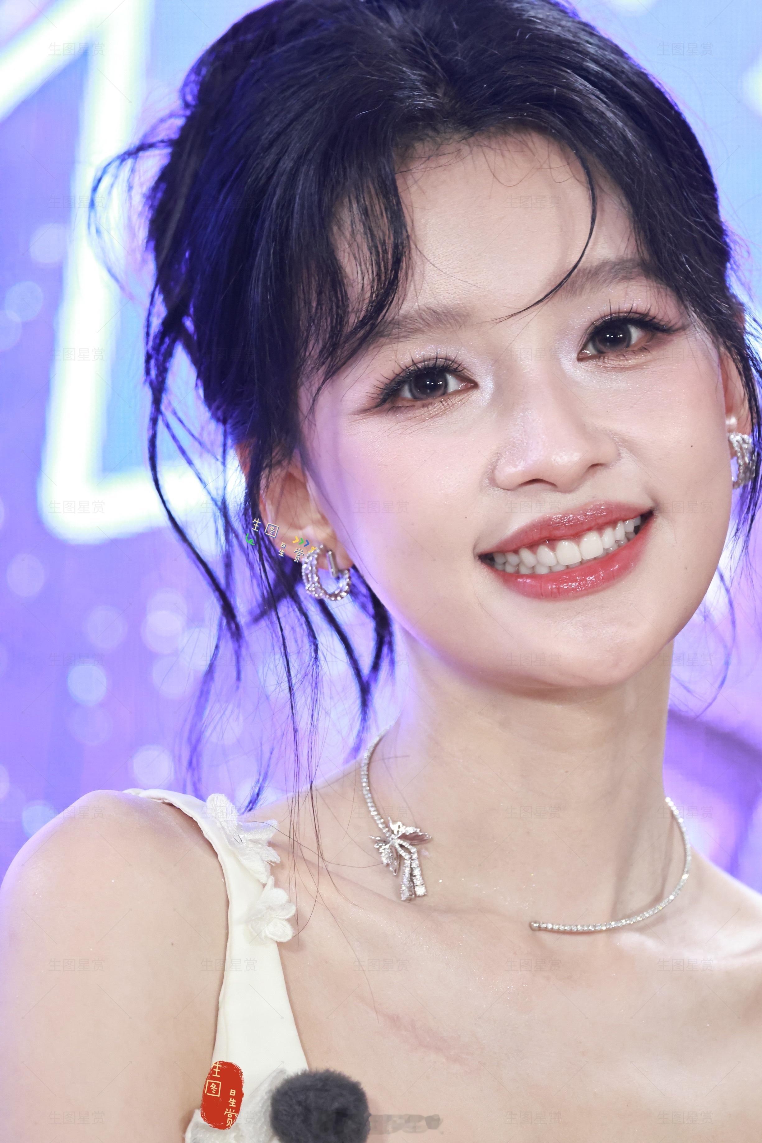 孙怡今日星期五发布会出图白色花朵裙好少女🤍不想睡的星期五