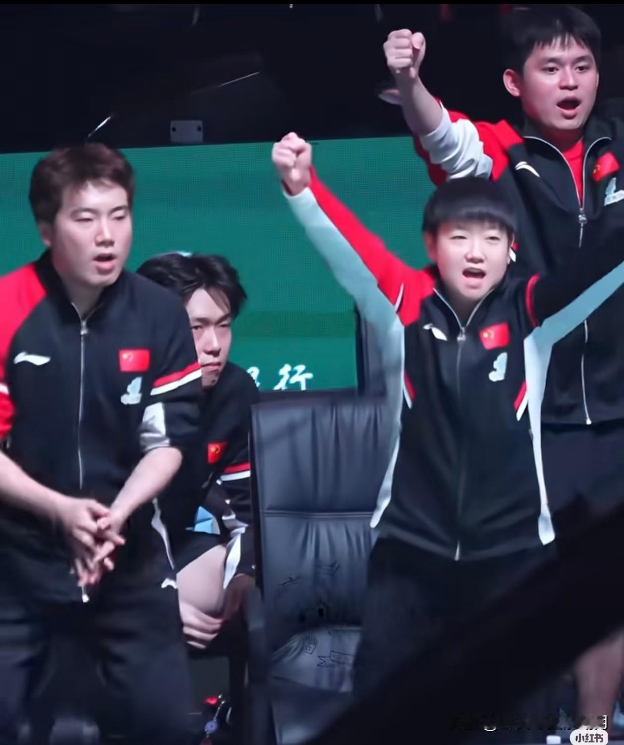 小莎这个高举双臂庆祝的动作表情一直都那么可爱！跟小时候一模一样，可可爱爱，从小