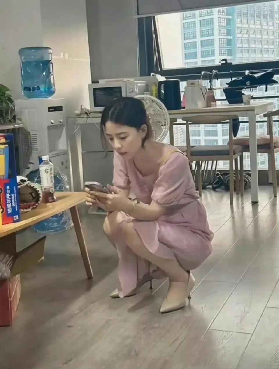 据说穿着高跟鞋还能蹲下的都是狠人
