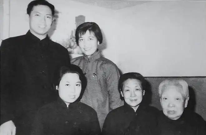 1906年，31岁的张作霖强势娶了18岁的许澍旸。大婚当夜，张作霖搂着许澍旸纤细