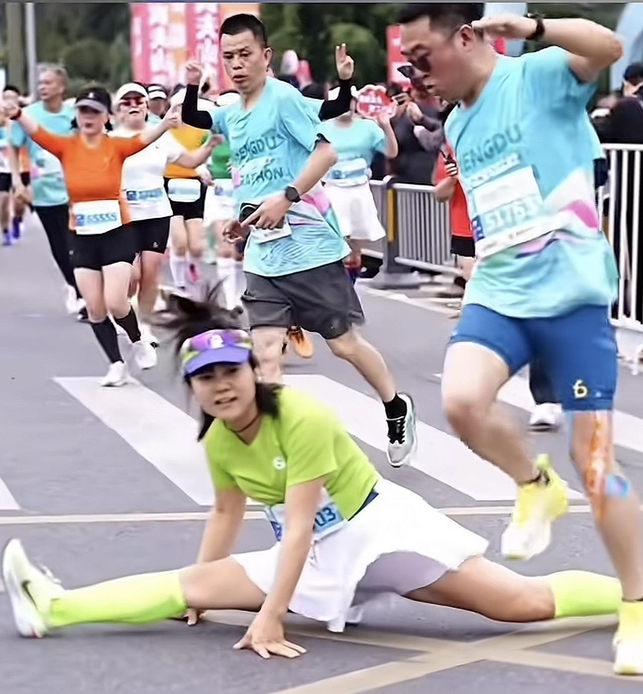 一个打包哥，一个劈叉姐，搞得四川田径协会气得不行，直接对两人追加处罚。但我们可