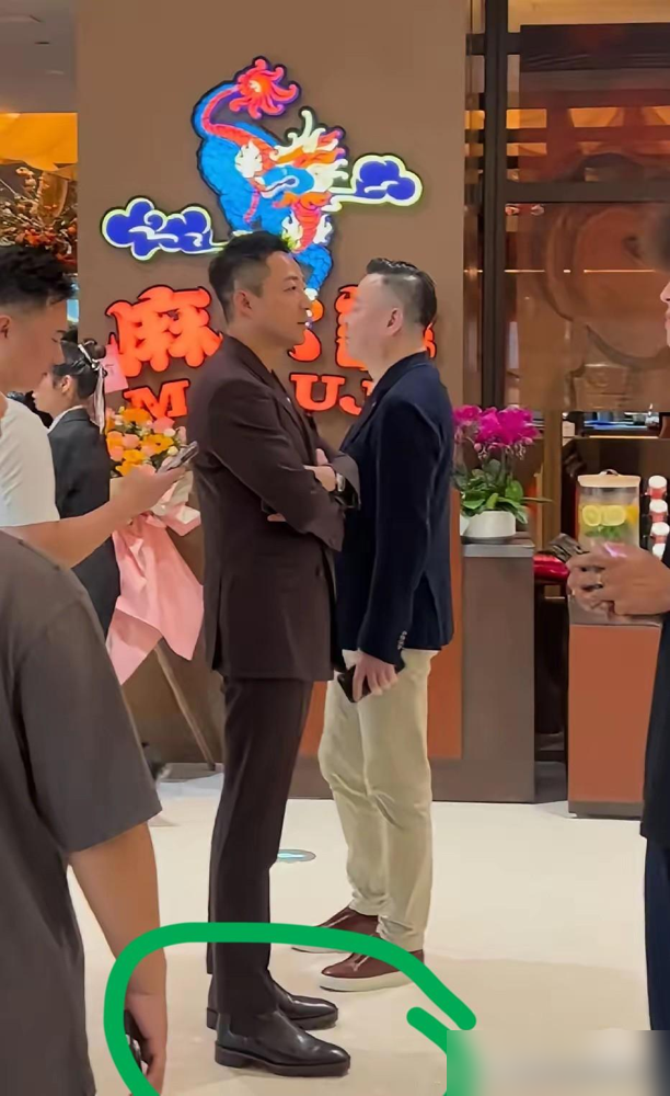 38度高温，佛山街头，汪小菲一身棕色厚西装，皮鞋擦得锃亮。热吗？热炸了。但他要的就是你盯着他看。麻六