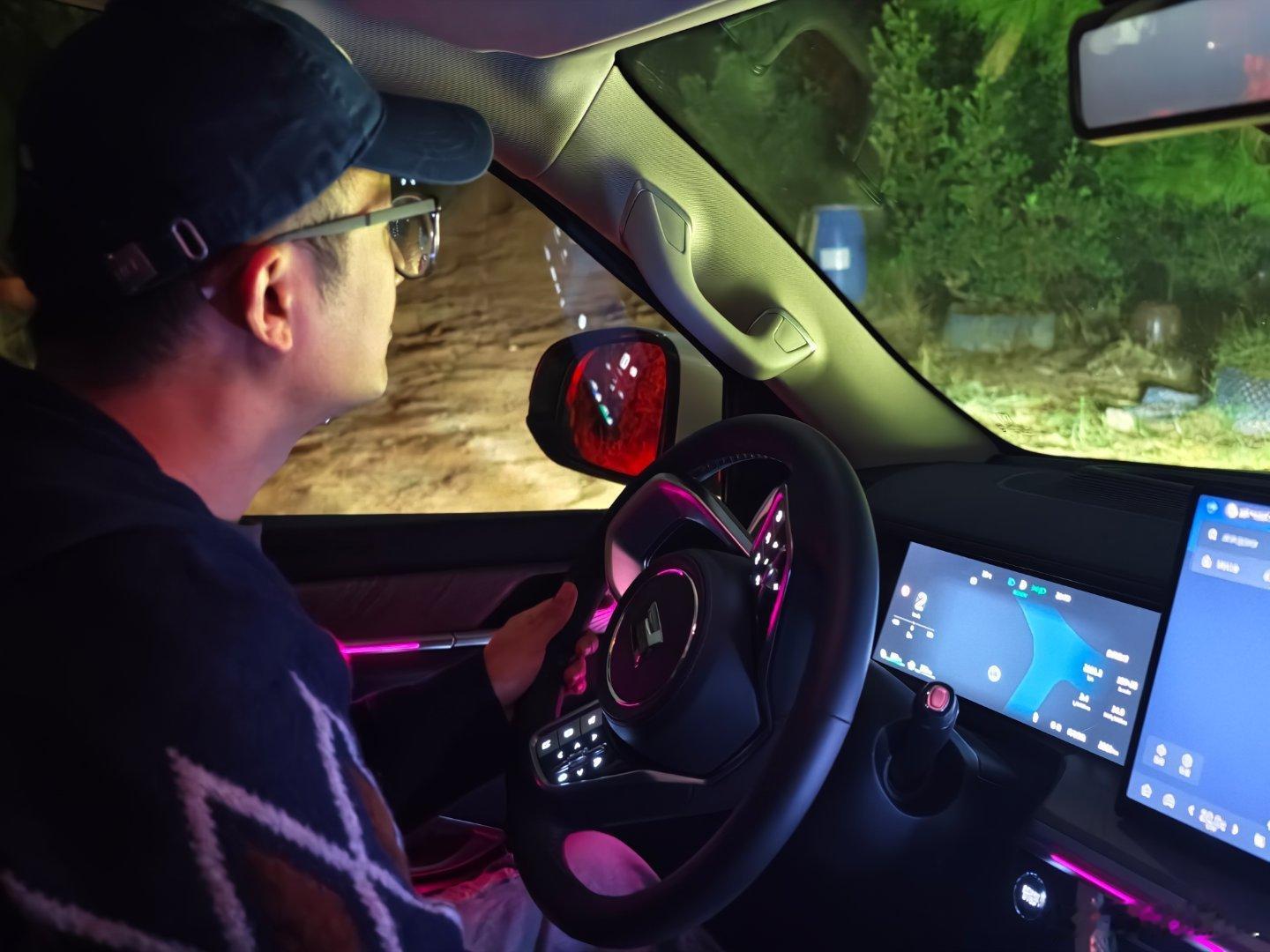 大半夜某人说要带我出来玩，然后来跑山路越野了…