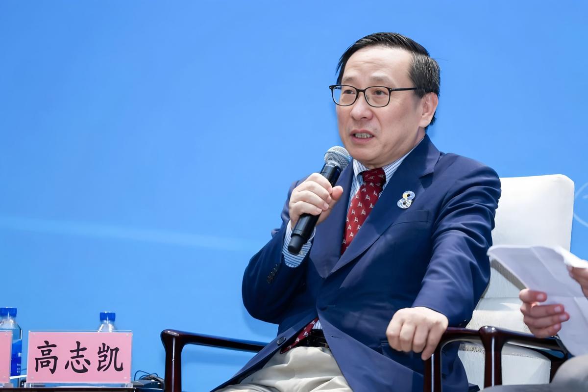 这一幕简直太解气了！面对英国名记咄咄逼人的“拷问”，高志凯根本没惯着，直接用一口