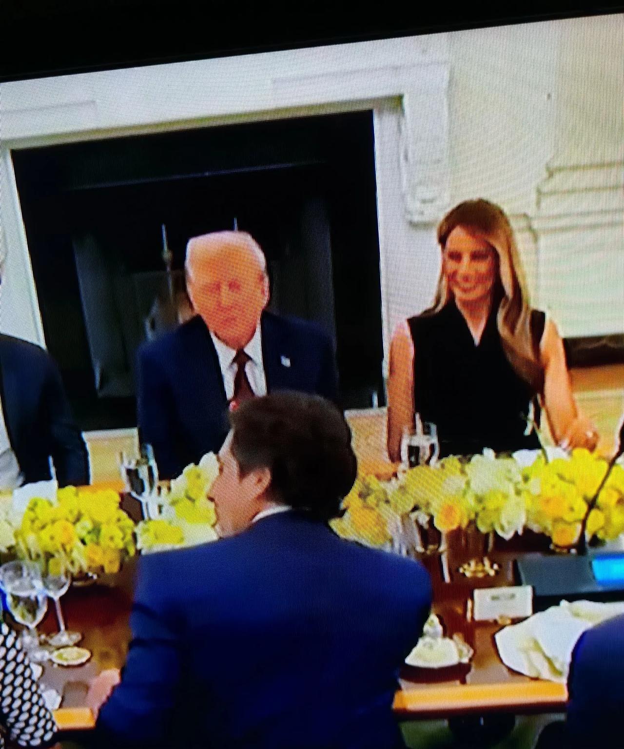 特朗普是最会表演的美国总统了，他折腾的一直没有停，周四他宴请了一帮来自美国科技巨