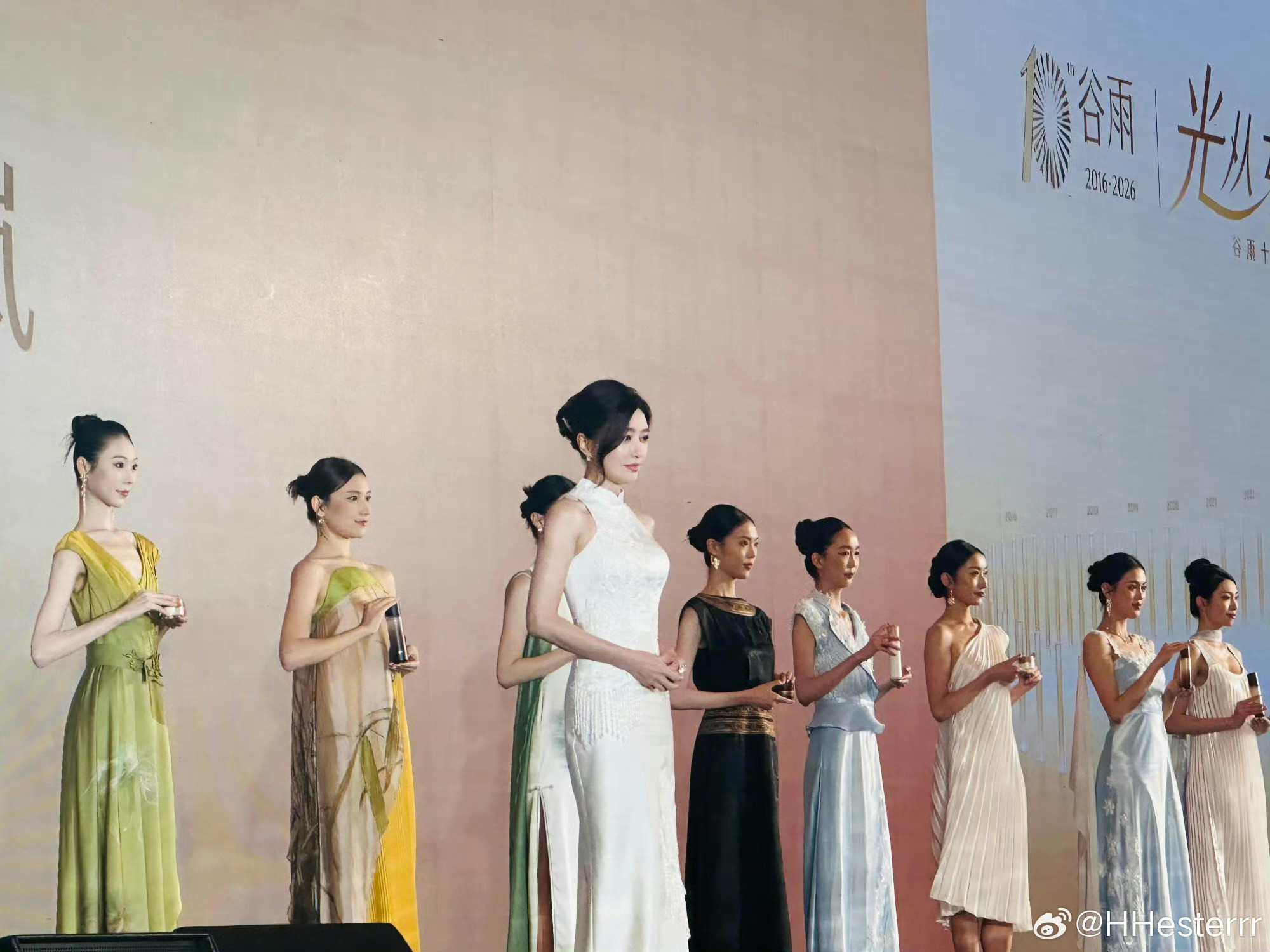 当秦岚穿旗袍秦岚穿旗袍最美的女人秦岚穿旗袍自带柔光，白缎与刺绣交织，把江南女子的