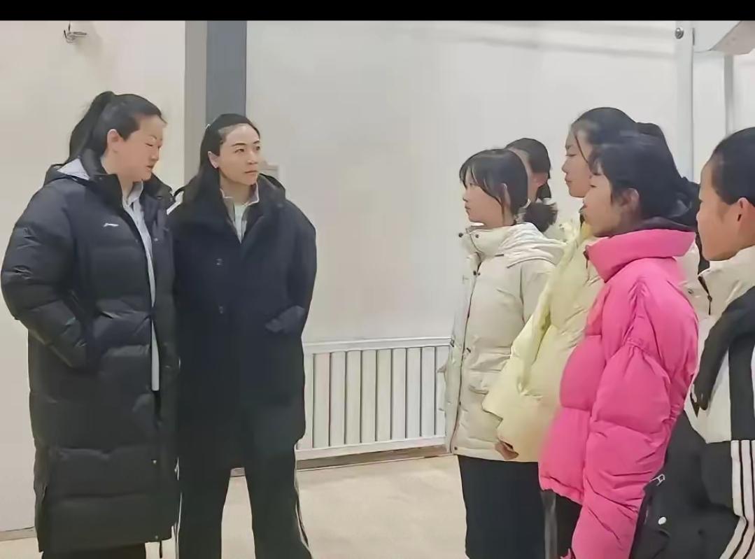 1米93！甘肃15岁姑娘李小雅，没进过省队，直接被天津女排抢着签走！魏秋月一眼看