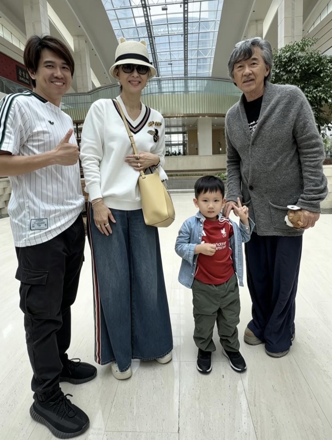 79岁林子祥和老婆叶蒨文在广州被偶遇，夫妻俩现实中打扮低调朴素，两个人都已经白发