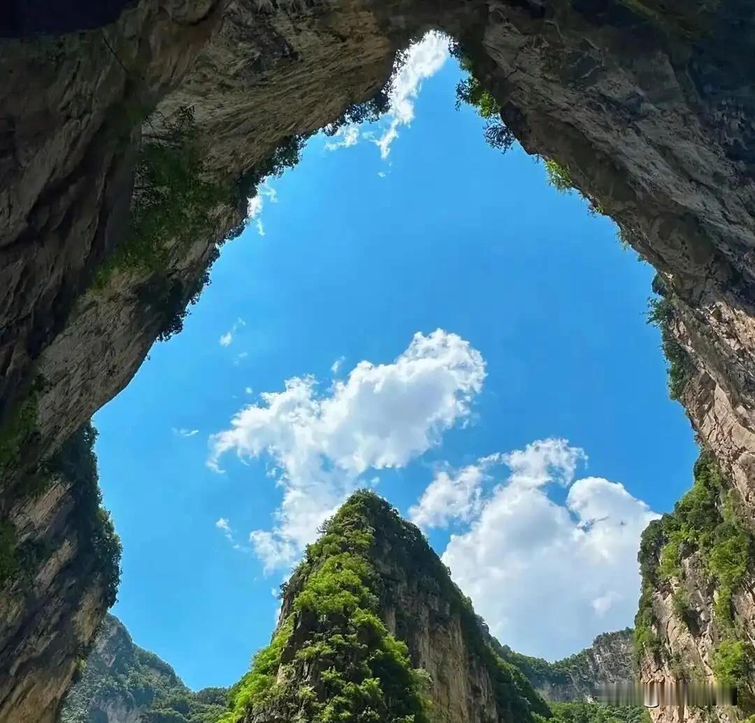 山西长治八泉峡，在壶关县境内，是国家5A景区，面积大、峡谷深、万丈悬崖，刀削斧砍