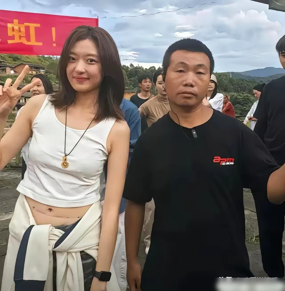 172的身高，100斤的体重，孙千露出来的肚子居然带着一圈软肉。没有吸腹，没有束腰，就那么在路人镜头