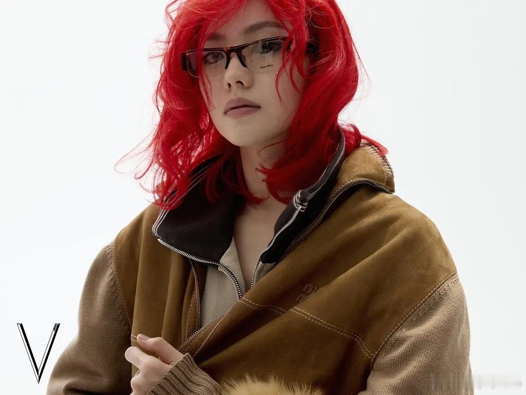 刘浩存赵今麦miumiu推封，两个人风格完全不一样啊，一个野性一个古灵精怪的