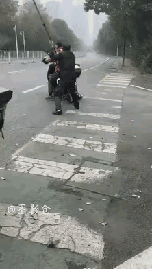 有些保安真的傻得，那点工资拼什么命啊？何必呢？