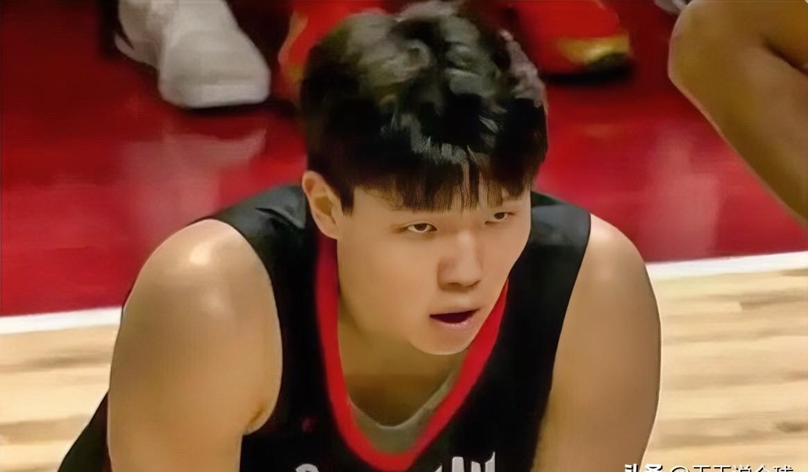 杨瀚森的问题，根本不是技术问题。你看他那个击地传球，能在双人包夹前0.3秒，找