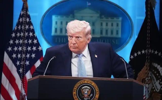 特朗普曾公开放话，若中国解放台湾，他就下令轰炸北京。这番言论看似嚣张跋扈，实则只