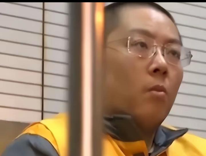 短短18个月就挥霍掉380多亿公款，平均每个月烧掉20多个亿，不仅买空奢侈品店，