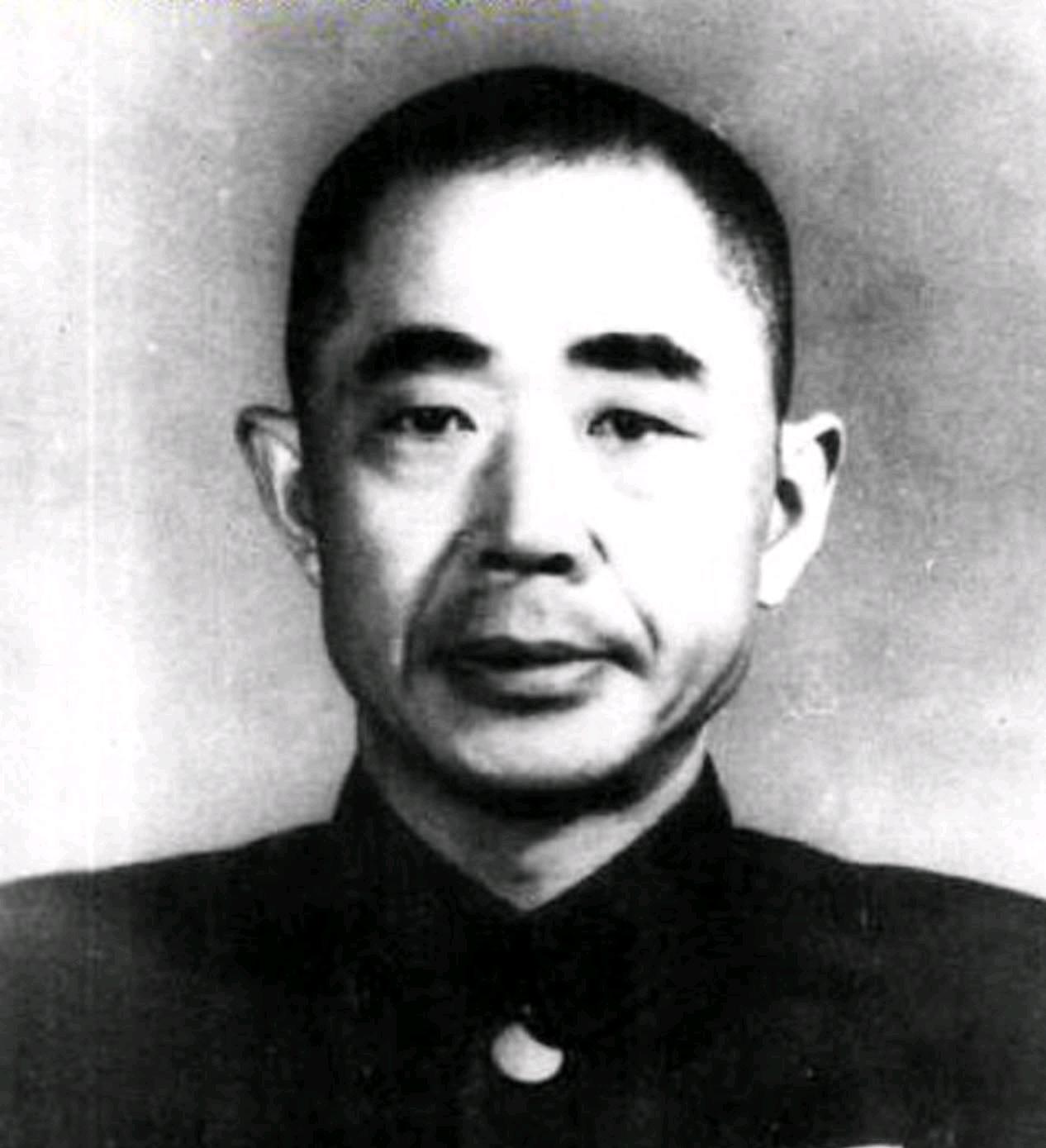 开国上将陈明仁有一个弟弟叫陈明信，因为父母死得早，陈明仁外出从军，陈明信无人管教