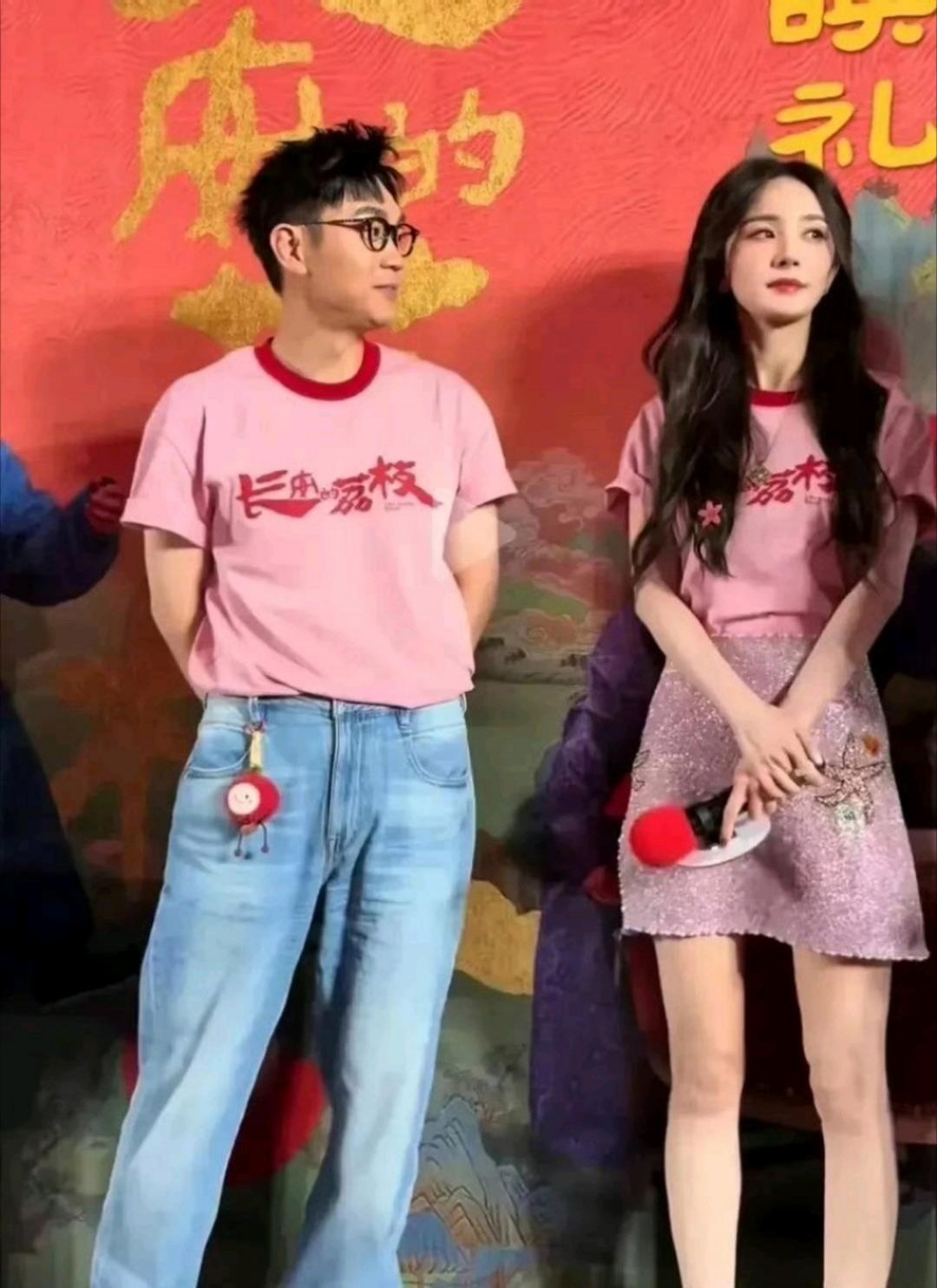 杨幂估计头都大了，这眼神躲还是不躲好啊
